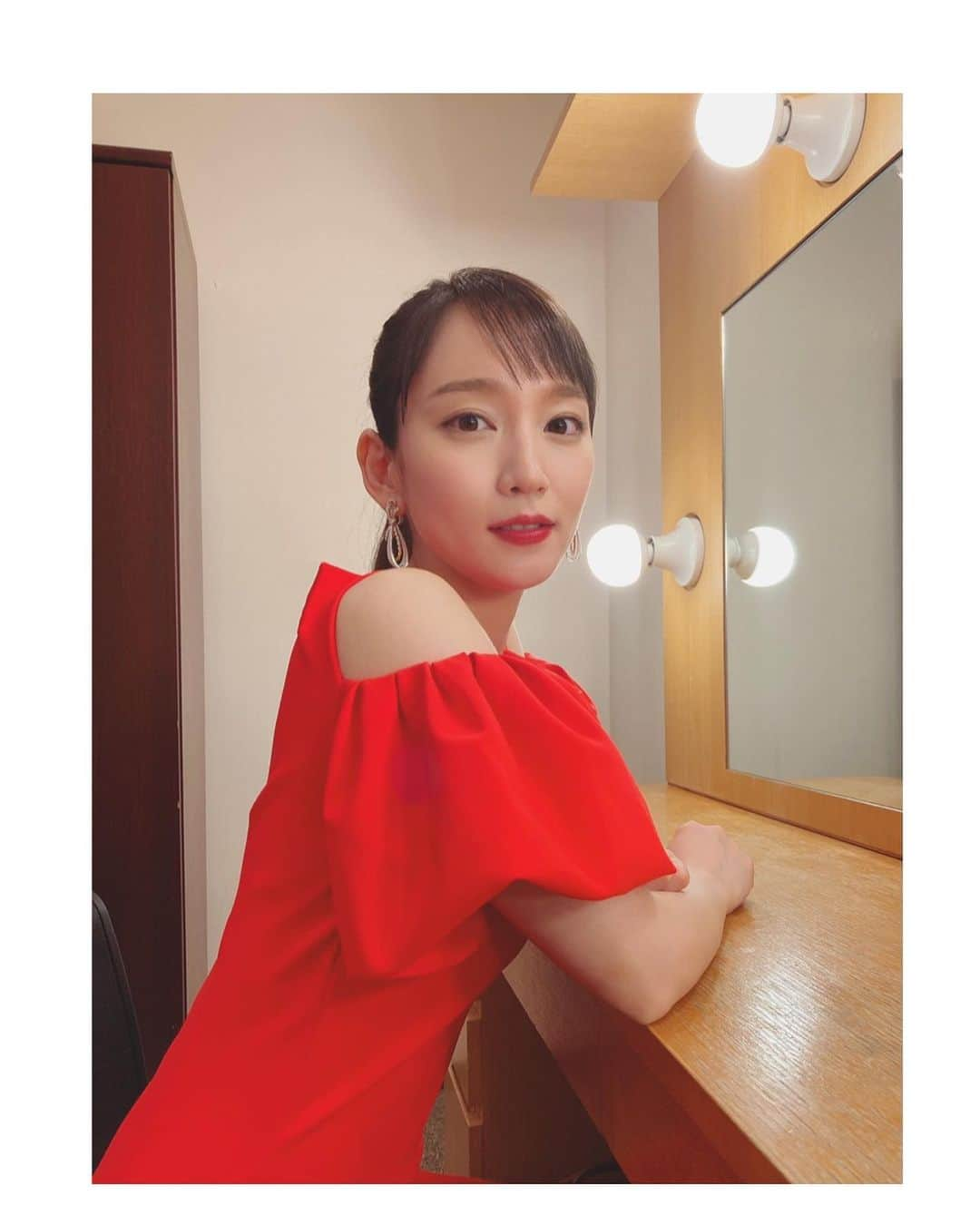 吉岡里帆さんのインスタグラム写真 - (吉岡里帆Instagram)「衣装。  styling: @chibakey  hair&make: @mifune2014   dress(silver): @mrselfportrait  dress(red): @chiarabonilapetiterobe  jewelry: @chaumetofficial   #レコード大賞」1月4日 12時20分 - riho_yoshioka