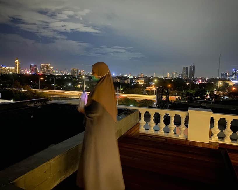 Zaskia Sungkarのインスタグラム：「MasyaAllah Tabarakallah ngecek Rooftop calon rumah baby syahki dan office nya @sungkarsfamily,  ini konsep design papi irwan dan mami kia sendiri loo 😍berawal dari perjuangan nabung beli tanah 5 tahun yg lalu , tapi blum cukup uangnya buat bangun dan akhirnya kita mutusin  jual 2 tempat tinggal yang lama buat bangun ini , karna kita komit mau belajar gak ada kredit Riba 😅 berat bgt yaaa ternyata . Tapi atas izin Allah kalau niat ternyata ada aja jalan yang Allah kasih , Semoga Allah mudahkan bisa pindah rumah tahun ini  gak sabarrrr bgt maminyaa mau dandanin kamar baby syahki , Bikin house tour gak di Youtube channel The sungkars family ?」