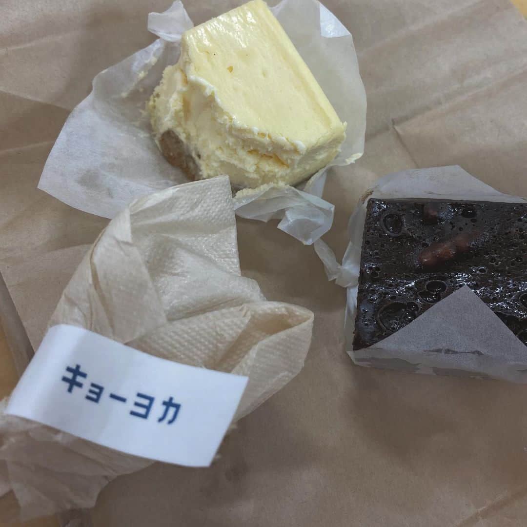 香田メイのインスタグラム：「チーズケーキはうまです。 それ以上にチョコレートチーズケーキはうまです！！！！」