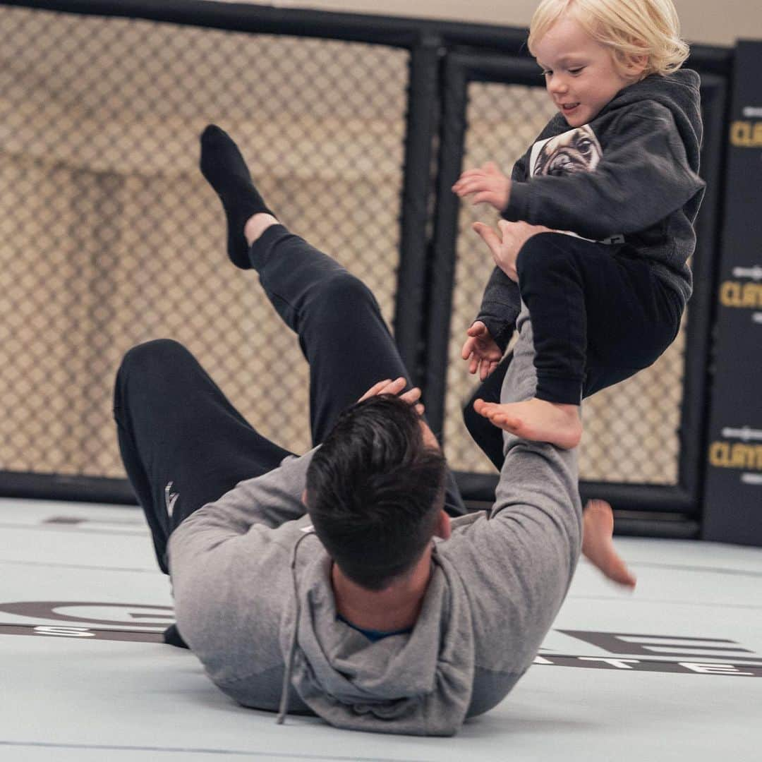 コナー・マクレガーさんのインスタグラム写真 - (コナー・マクレガーInstagram)「Myself and Conor Jr. working alongside a stellar team of coaches at The Knock Box.」1月4日 12時24分 - thenotoriousmma