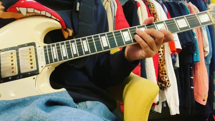 小野武正のインスタグラム：「今日はプルオーバーの後半の6小節を弾いていきます。 5小節目は1小節目と同じなので #プルオーバーday1 #プルオーバーday2 を参照してくださいませ🥺 基本的に運指やピッキングの手順は自由なので参考までにという感じですな  他にこの曲のこの部分ゆっくり弾いて欲しいなどあったらDMやコメントにてメッセージお待ちしております!!  #わしつなぎ #気ぃ遠く #keytalk #プルオーバーday8」