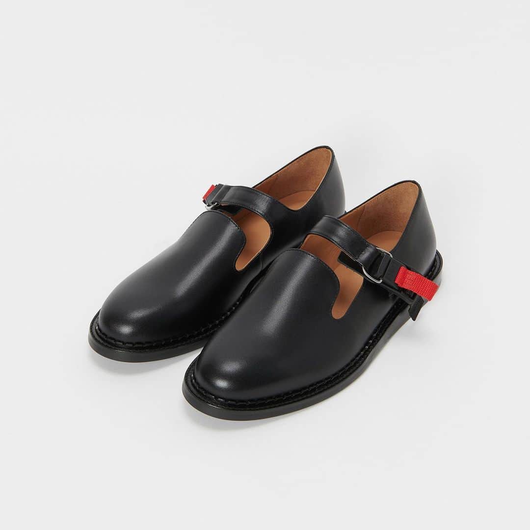 エンダースキーマのインスタグラム：「2021ws(winter/spring) will be at stores from the 9th of Jan﻿ *flagship stores @sukima_shop and retailers in Japan﻿ *abroad mid Mar﻿ ﻿ model: neo strap with fidlock﻿ color: black, dark brown﻿ ﻿ #henderscheme #2021ws」