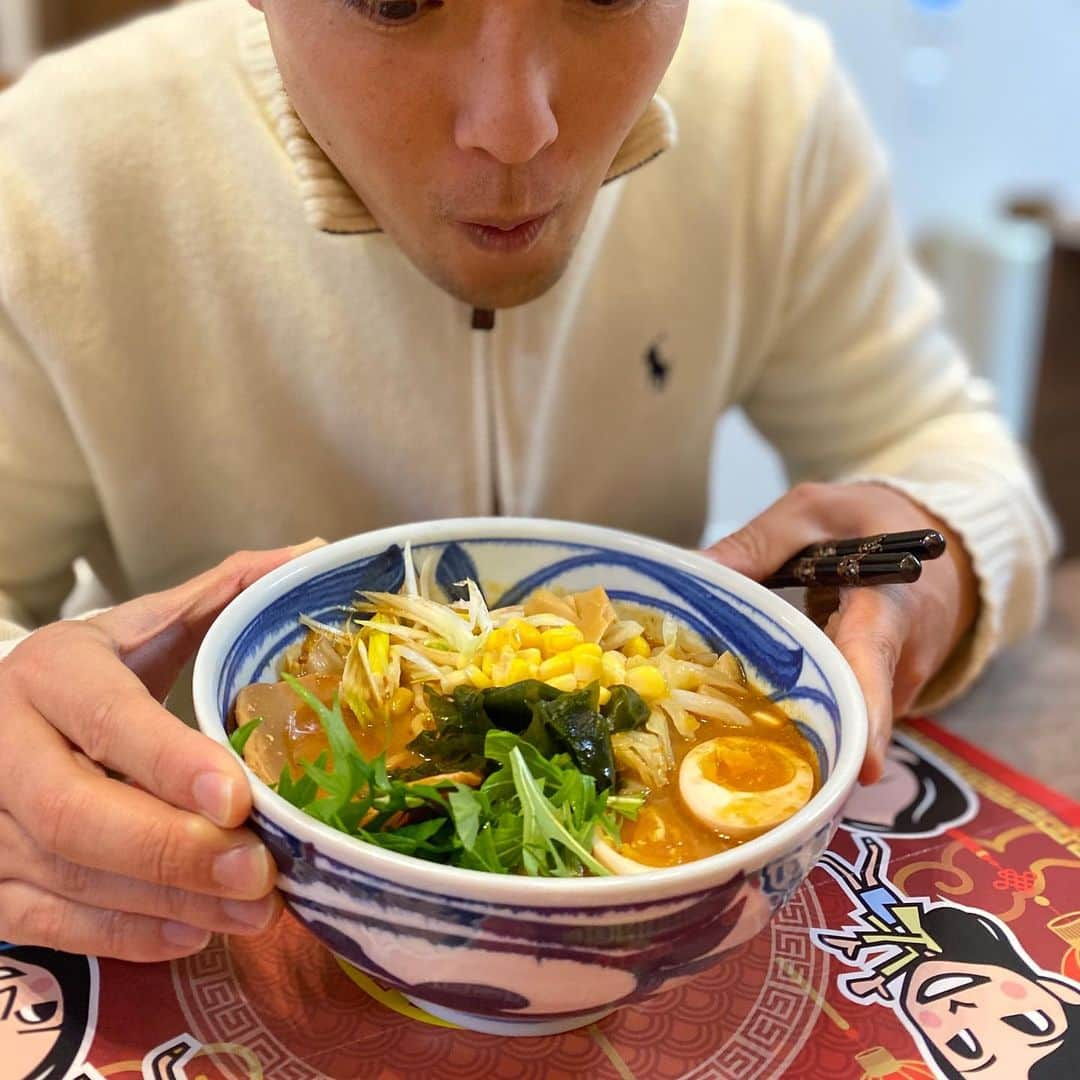 立田恭三のインスタグラム：「あけましておめでとうございます。 2021年は、ラーメンからスタートです。 #ウマ顔コンテスト  #ラーフェスリモート  #創作ラーメンstyle林 さんの行列ができる名作 北海道風味噌ラーメン！  少し炒めたキャベツと長ねぎ、そして味噌ラーメンと言えばコーンでしょうと思い#勝手にトッピング   深い！深すぎる味わい、、、 今年はラーメンフェスタの現地で食べることはできないけれどこれなら十分すぎる。  いつもお腹いっぱいになって食べられなかったものも冷凍で届くからいつでも食べられる良さがある！  #物は考えよう  #ポジティブ  #紙一重でバカの方」