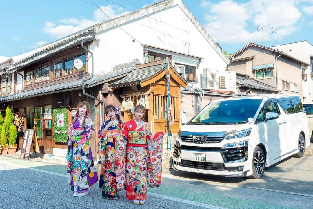 涼本理央那さんのインスタグラム写真 - (涼本理央那Instagram)「﻿ ﻿ ﻿ ＿＿＿＿＿＿＿＿＿＿＿＿＿＿＿﻿ ﻿ ネッツトヨタ西日本さんに車をお借りして、今回は太宰府へ行ってきました～！﻿ みんなで着物を着せてもらいましたの✨﻿ ﻿ 梅ヶ枝餅食べたり、話題の竈門神社にも行けてすごく楽しかったです♡﻿ ﻿ 詳しくは﻿ 「ネッツ西日本　LinQ」で検索してね！﻿ ﻿ #ネッツトヨタ西日本#ネッツ西日本#LinQ#カワイイ女子旅ココしっとーと#女子旅#福岡女子旅#福岡ドライブ#車好きな人と繋がりたい#ドライブ好きな人と繋がりたい#ドライブ好き#福岡#fukuoka#トヨタ#TOYOTA#ネッツトヨタ#太宰府#竈門神社#甘木屋#カフェコッコロ#cafecoccolo#ヴェルファイア#vellfire﻿ ＿＿＿＿＿＿＿＿＿＿＿＿＿＿＿＿＿＿﻿」1月4日 12時31分 - riona_suzumoto