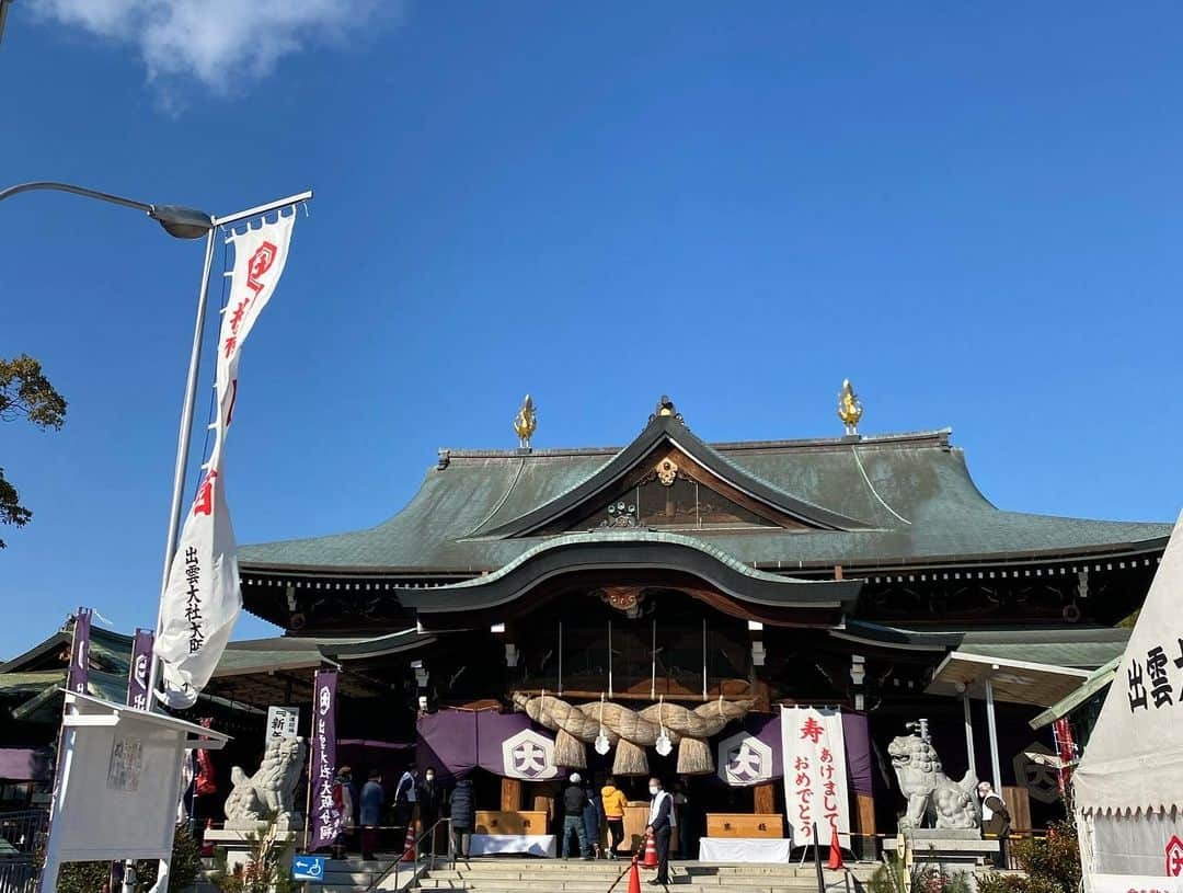 永山飛鳥さんのインスタグラム写真 - (永山飛鳥Instagram)「上京してからお正月に帰省をしたことがなかったので、今年は帰省したよ😊  久しぶりに家族や親戚と、おせちやお雑煮、カニ鍋🦀食べてわいわいしてめっちゃ楽しかった✨✨  最近はもうお年玉をあげる側やったのに、じいちゃんが私たちにもお年玉をくれてめっちゃ嬉しかった😆💕 20代はくれると言ってたから、来年も帰らないと!!笑  家族で初詣も行って、おみくじは大吉出たからいい年になる予感✨✨  2021年も楽しくかんばる💪  #あすきょう　#双子　#お正月　#帰省　#初詣　#大吉」1月4日 12時38分 - asuka_nagayama