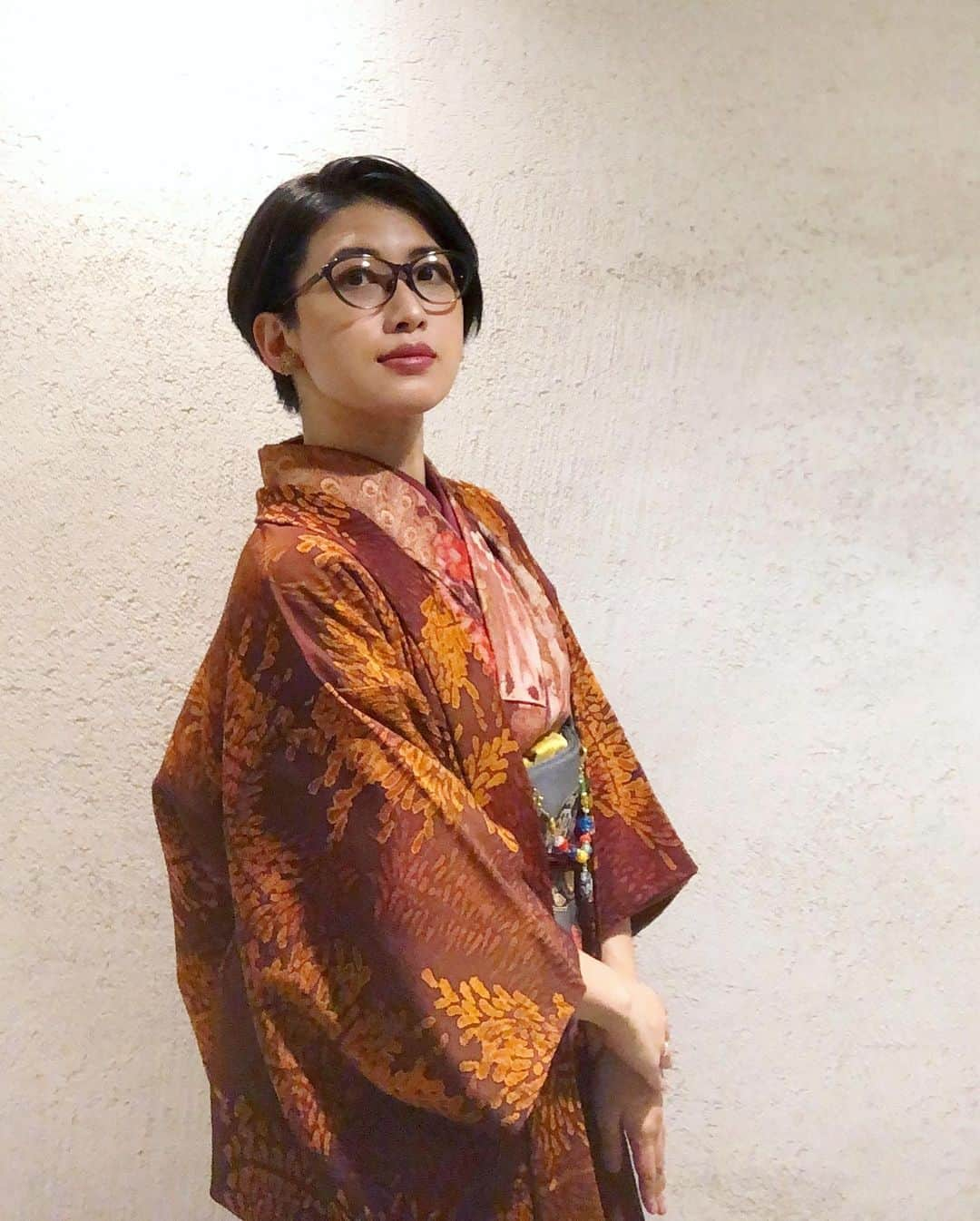 岡田育さんのインスタグラム写真 - (岡田育Instagram)「I would like to try every category of casual kimono, and here comes my new/secondhand Omeshi kimono. Indian peacocks and hibiscus from South Asia meet Chinese style flowers on a obi belt, and Tibetan beads bridge them to Japanese fence pattern on a haori jacket. . 🦚🌺🦚🌺🦚 . カジュアル着物界隈ひとまず一周してみたくて、初銘仙、初江戸小紋、初紬に続き、初お召。あんまり状態よくない古着ですが、いやインドクジャクに仏桑花（ハイビスカス）ですよ、箪笥の桃源郷で孔雀を飼う暮らし最高だろ。羽織紐はチベタンビーズ。せっかく久しぶりに昼の自然光で撮った全身写真が道端でゴミ袋さげてるようにしか見えない。信号待ちに暑くて脱いだユニクロのジャケットです。 . #👘🔰 #御召 #お召 #小紋コーデ #大人ピンク #羽織コーデ #名古屋帯 #唐花 #仏桑花 #孔雀柄の着物 #ハイビスカス柄 #着物女子 #着物好き #着物生活 #omeshi #kimono #kimonostyle #japanesekimono #vintagekimono #kimonopattern #kimonogirls #kimonogram #peacockdress #hibiscusdress #dailydresses #casualkimono #岡田育 #ikuokada」1月4日 12時51分 - okadaic