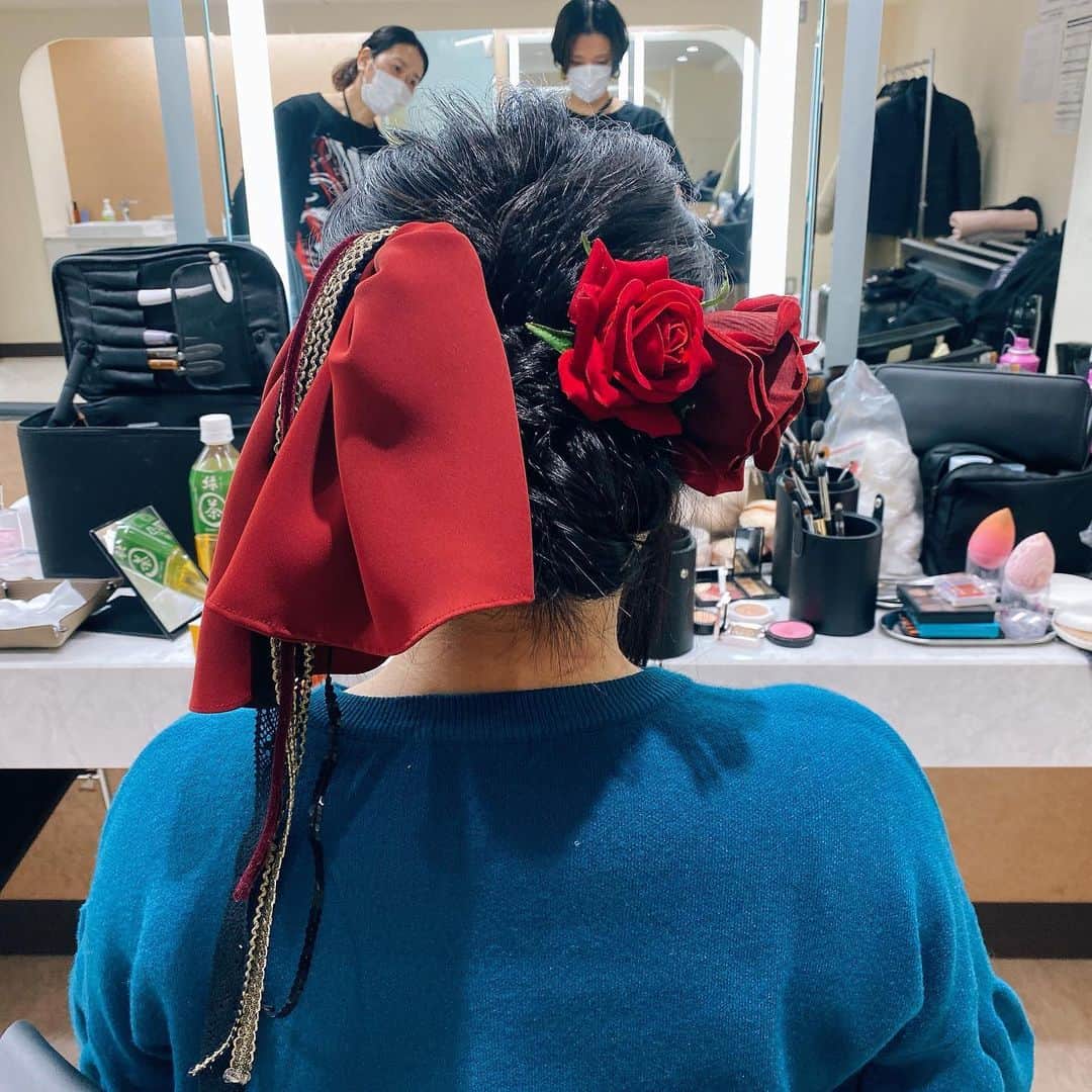 鈴華ゆう子さんのインスタグラム写真 - (鈴華ゆう子Instagram)「新衣装の髪飾り。 いつも一緒に衣装のお世話をしてくれているスタッフさとちゃんの手作りです(✿˘艸˘✿) かわゆいー(^O^) ツアーTとかアレンジもしてくれてるよ！ #和楽器バンド #鈴華ゆう子」1月4日 12時46分 - yuko.suzuhana