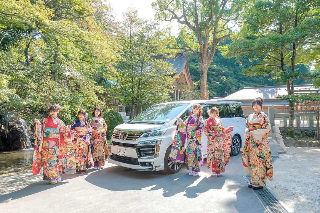 高木悠未さんのインスタグラム写真 - (高木悠未Instagram)「今月も🚗=3 ネッツトヨタ西日本さんに車をお借りして、今回は「太宰府」行ってきました！！  3スライド目の梅ヶ枝もちは福岡太宰府の名物とよ〜〜！ほんっと美味しいけん県外の人も今度食べて欲しいな〜食べたくなった。🤤  車種は、ヴェルファイア 名前からアツアツやね！！！！笑 車は大きいのが好きやけん、サイズ感好きやった！  いきつさんの着物をお借りして👘 お正月感あるよね〜〜！  詳しくは 「ネッツ西日本　LinQ」で検索してね！ HPにいっぱい写真掲載してあるよ🚗=3  #ネッツトヨタ西日本#ネッツ西日本#LinQ#カワイイ女子旅ココしっとーと#女子旅#福岡女子旅#福岡ドライブ#車好きな人と繋がりたい#ドライブ好きな人と繋がりたい#ドライブ好き#福岡#fukuoka#トヨタ#TOYOTA#ネッツトヨタ#太宰府#竈門神社#甘木屋#カフェコッコロ#cafecoccolo#ヴェルファイア#vellfire」1月4日 12時47分 - yuumi_takaki05