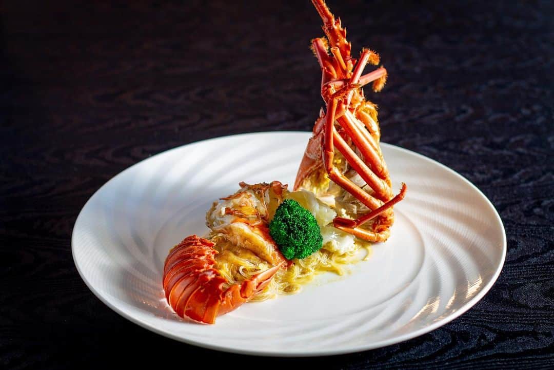 The Westin Osaka （ウェスティンホテル大阪）さんのインスタグラム写真 - (The Westin Osaka （ウェスティンホテル大阪）Instagram)「中国料理「故宮」では 2021 年のはじまりにふさわしいお料理をご用意しております。 伊勢海老の煮込みや、黒トリュフのスープを取り入れた美味で体に優しい医食同源をお楽しみください。また、特別な日におすすめのシャンパンもご用意しております🥂お問合せくださいませ。 ————————————————— #中国料理 #故宮 #大阪 #osaka #梅田 #umeda #chineserestaurant #IMPERIALPALACE #伊勢海老 #黒トリュフ #黒トリュフスープ #王料理長 #王憲生 #BrunoPaillard #ブルーノパイヤール ————————————————— Tag @westinosaka to share your image with us. ⠀⠀ #WestinOsaka #ウェスティンホテル大阪」1月4日 12時47分 - westinosaka