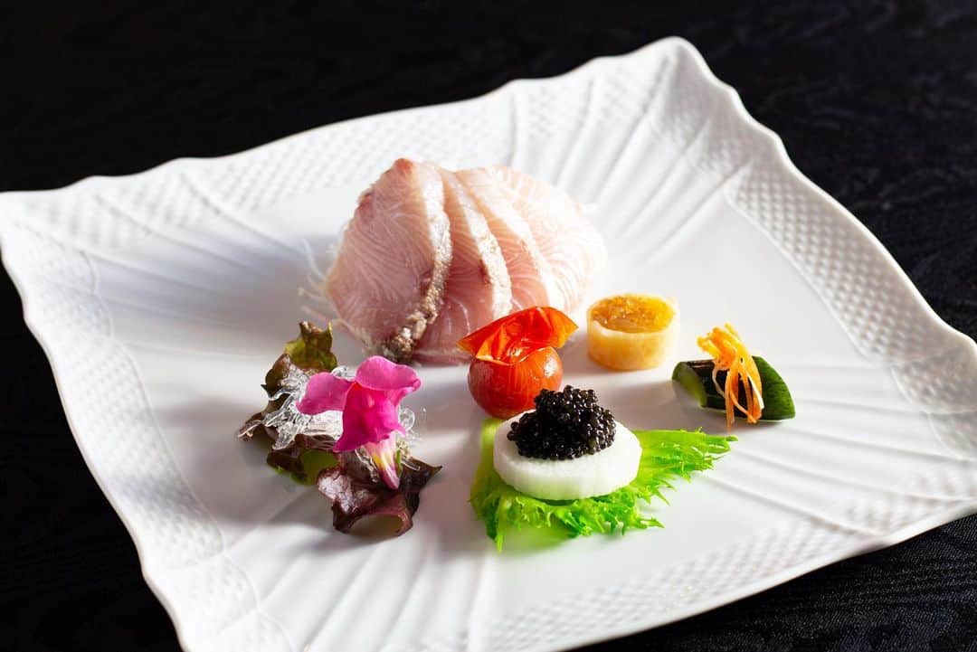 The Westin Osaka （ウェスティンホテル大阪）さんのインスタグラム写真 - (The Westin Osaka （ウェスティンホテル大阪）Instagram)「中国料理「故宮」では 2021 年のはじまりにふさわしいお料理をご用意しております。 伊勢海老の煮込みや、黒トリュフのスープを取り入れた美味で体に優しい医食同源をお楽しみください。また、特別な日におすすめのシャンパンもご用意しております🥂お問合せくださいませ。 ————————————————— #中国料理 #故宮 #大阪 #osaka #梅田 #umeda #chineserestaurant #IMPERIALPALACE #伊勢海老 #黒トリュフ #黒トリュフスープ #王料理長 #王憲生 #BrunoPaillard #ブルーノパイヤール ————————————————— Tag @westinosaka to share your image with us. ⠀⠀ #WestinOsaka #ウェスティンホテル大阪」1月4日 12時47分 - westinosaka