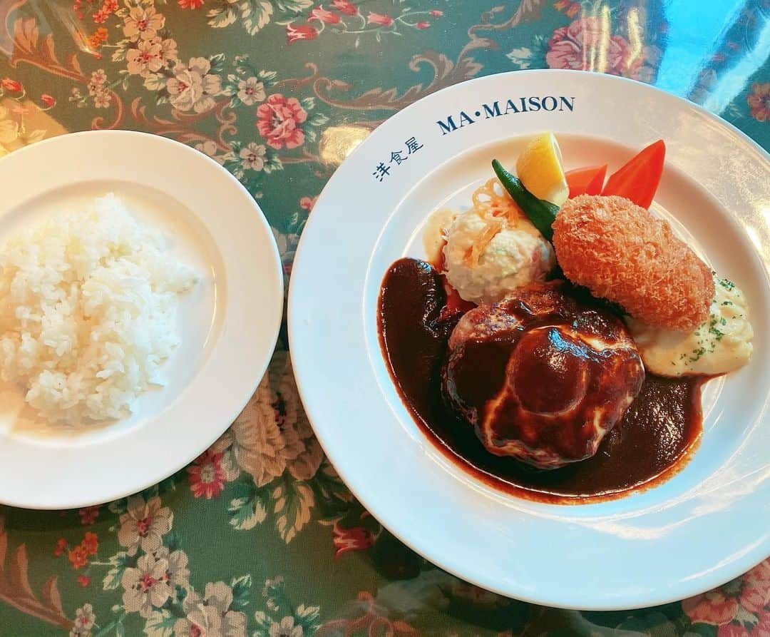 石田亜沙己のインスタグラム：「ランチ🍽 レトロで可愛い店内が素敵✨  #洋食屋 #mamaison  #ハンバーグ」