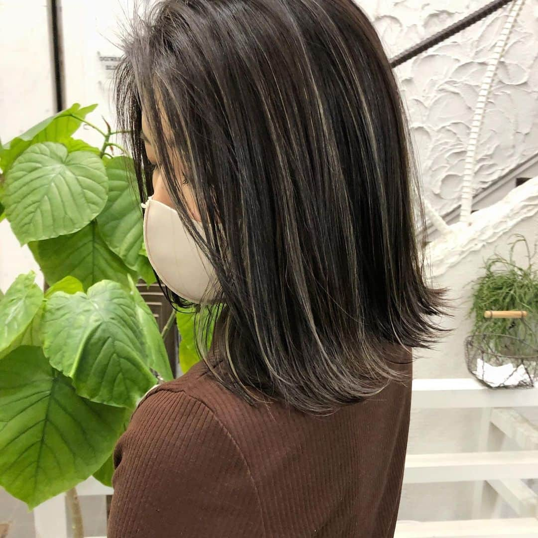 【高砂・美容師】平岡歩 ヘアアレンジ hairarrangeさんのインスタグラム写真 - (【高砂・美容師】平岡歩 ヘアアレンジ hairarrangeInstagram)「【コントラスト強め超極細系❤️ハイライトカラー✨】﻿  ・﻿ 平岡完全オリジナルのハイライトの入れ方で、カジュアルなハイライトの入れ方になってます✨  技術は楽しく深〜くこだわって行っております、絶対に髪を大切に扱い、全力で綺麗にさせて頂きます✨ ・  ハイライトは元々全体の髪にブリーチをしなくても良いので、フルブリーチするよりはダメージが少ないです🙆‍♀️﻿ 更に、僕はブリーチを5種使い分けて、その人の髪にあったブリーチ選定をして﻿ Wケアブリーチの効果でダメージした感じはほぼ感じさないハイライトを行なってます✨﻿ ﻿ スワイプして見てみて下さい♪﻿ ハイライトの情報も沢山載せています❗️﻿ ﻿ 画像や動画は保存して後から見返してにお使い下さい♪ ＿＿＿＿＿＿＿＿＿＿＿＿＿＿＿＿＿＿＿＿＿＿＿﻿  ﻿ ウールーでは髪を綺麗するだけではなく、シンプルに来てくれた人を幸せにしたい☺️  僕の想いは、お客様にとってWooluuwに来る事が、旅行に行く事と同等くらいの位置付けでありたいと思っています。 僕自身、旅行に行く事が凄く好きで、旅行いくぞー！ってなって、予約して、  その日まで後1ヶ月、 あと1週間 あと3日 あと1日！  って、その日が来るまでワクワク楽しみで、なんかいつもよりテンションも高くいれて、そんな気持ちをWooluuwに行く前からも感じてもらえたら、皆様が幸せでいてもらえるんじゃないかと思い、日頃から技術を磨いたり、アイデアを振り絞って頭を使ってみたりしています☺️   もちろん御来店頂いた当日も至福の時間を過ごしていただき、また次回の御来店までの活力を髪に想いを込めて送り出させていただきたいと思っています☺️  ウールーのテーマでもある、 【写真に残しておきたくなるような空間】が旅行とか楽しいこととリンクしていれば嬉しいです✨ ＿＿＿＿＿＿＿＿＿＿＿＿＿＿＿＿＿＿＿＿＿＿＿﻿ ﻿ 【共に頑張る美容師さん】﻿ 【自分に合うカラーをお探しの方】﻿ 【自分に合うカットデザインをお探しの方】﻿ 【ヘアアレンジがしたい方】﻿ ﻿ の方々向けに毎日更新しています✨﻿ フォローして応援して頂ければ嬉しい限りです😆﻿ ﻿ ⬇︎⬇︎⬇︎⬇︎⬇︎⬇︎⬇︎⬇︎⬇︎⬇︎⬇︎⬇︎⬇︎⬇︎⬇︎⬇︎⬇︎⬇︎﻿ 《@ayumi_hiraoka》﻿ ＿＿＿＿＿＿＿＿＿＿＿＿＿＿＿＿＿＿＿＿＿＿＿﻿ @wooluuw 代表　﻿ 平岡歩﻿ ﻿ ウールーは﻿ ・キッズルーム完備﻿ ・FREE Wi-Fi﻿ ・日替わりデザートサービス🍰﻿ ・豊富なドリンクサービス🥤﻿ ・オリジナルシャンプー﻿ など、ウールーでしか体験できない﻿ 想い出に残る仕掛けが沢山あります✨﻿ ﻿ ただ髪を綺麗に整えるだけでなく﻿ 私達が輝かせたいのはあなたの心です☺️ ﻿ ﻿ 【お店情報】﻿ 営業時間　10時〜20時ぐらい﻿ 料金表　インスタグラム　ハイライトに記載﻿ 住所　兵庫県姫路市二階町﻿ ﻿ 【ご予約方法】﻿ ご予約時にLINE @にて﻿ ・料金の事前提示﻿ ・所要時間の事前提示﻿ ・このカラーはどのメニュー選べばいい？﻿ などお気軽にご相談下さい🙇‍♂️ ご予約はこちらのLINEからお願いします♪﻿ LINE ID 【@ekm1861m】﻿ LINEのID検索より検索してください﻿ 最初の＠マークを忘れずに入れて下さい。﻿ ご質問などはコメントにお願い致します！ ・﻿ ﻿#ハイライト　#ハイライトカラー　#ハイライトグレージュ  #ハイライトヘア  #ハイライト動画  #ブリーチカラー #ブリーチ1回 #ブリーチあり #ケアブリーチ #ケアブリーチハイライト #ケアブリーチカラー #ミルクティーベージュ #ミルクティーグレージュ #アッシュベージュ #ハイライトベージュ #アッシュブラウン #外国人風ヘア #外国人風カラー  #姫路美容室 #姫路美容室ウールー #兵庫県美容室 #姫路美容師 #姫路美容師平岡歩 #姫路駅前 #姫路 #高砂 #加古川　　　#姫路美容院 #髪質改善 #髪質改善トリートメント」1月4日 12時56分 - ayumi_hiraoka