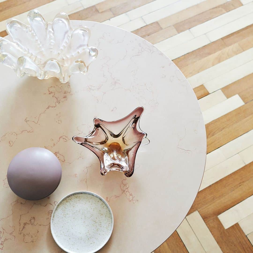 のインスタグラム：「Stone or glass table top? Which do you prefer?⁠ •⁠ •⁠ •⁠ #eilersen #spidertable #eilersenfurniture #myeilersen #interiordesign #homedecor #sofa #danishdesign #inredning #finahem #interiorlovers #interiordesign #modernliving #minimalism #nordiskehjem #nordicinspiration #nordicliving #craftsmanship #luxurylifestyle #boligindretning #designinterior #livingroominspo #boliginspiration #softminimalism #hemindredning #schönerwohnen #nordicminimalism」