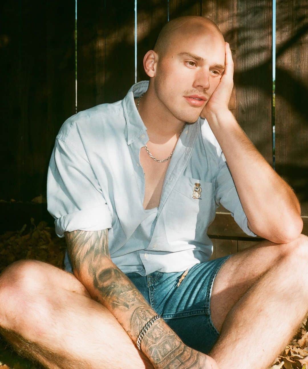 ブランドン・シェイアのインスタグラム：「5 days until LOTS of new music ☺️」