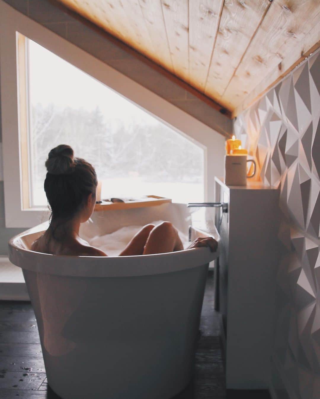 Kalyn Nicholsonのインスタグラム：「it’s the first Sunday of the new year; I hope you’re all cozy af, at home, happily passing time with the things or people that you love✨」