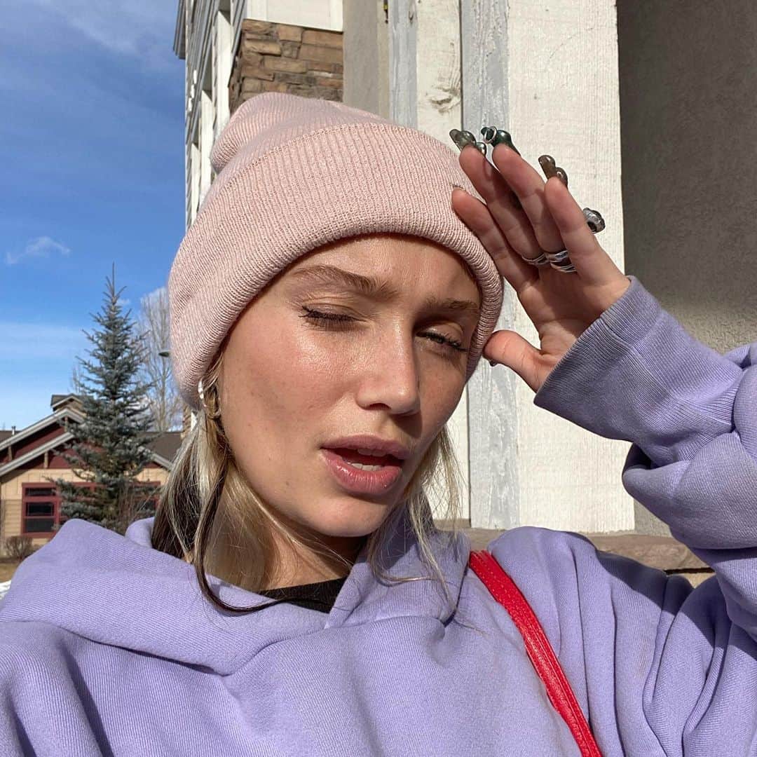 ケイリン・ルッソのインスタグラム：「Song for 2021?」