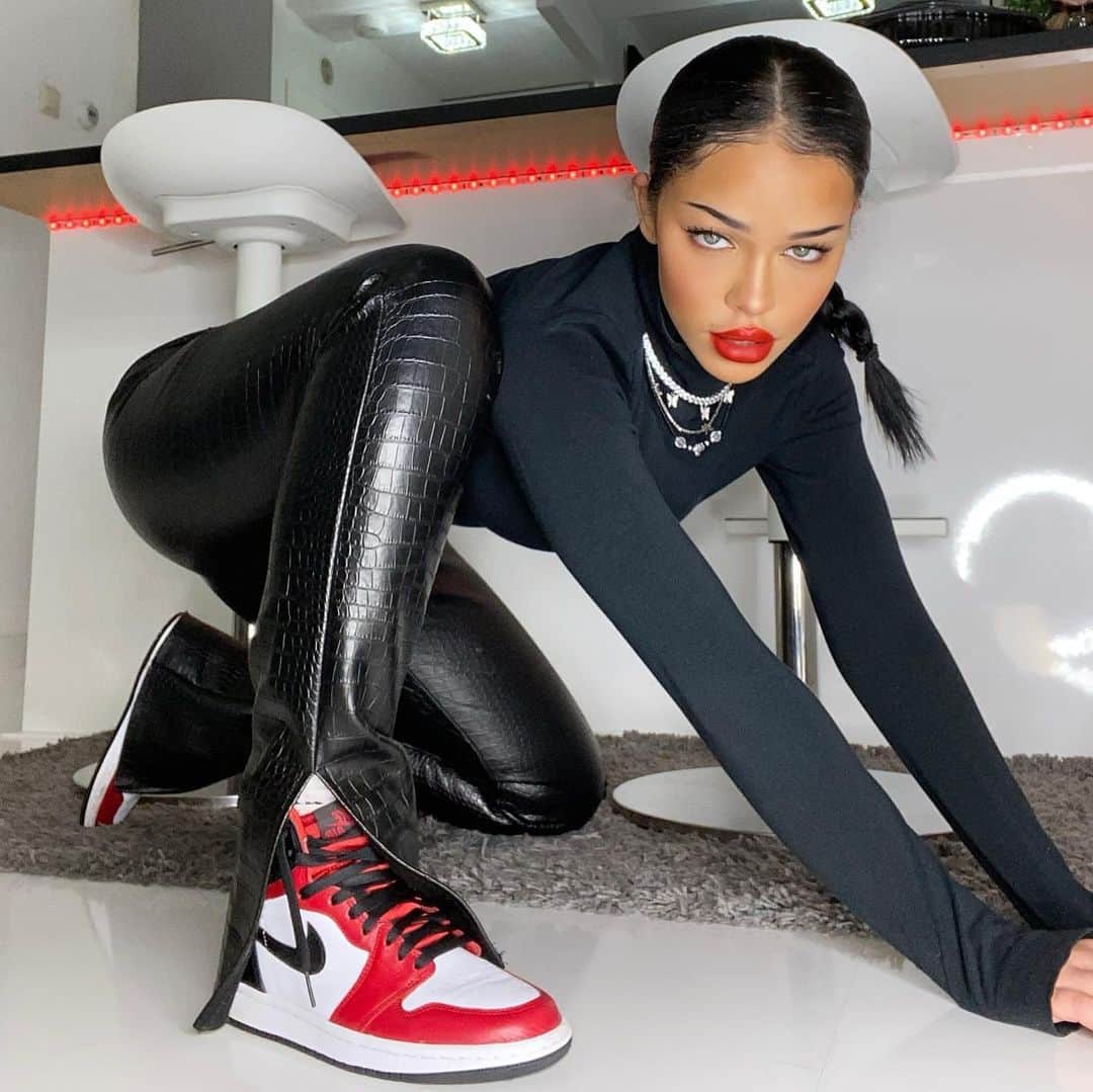 NISRINA SBIAのインスタグラム：「READY SET GO ~ @sneakerslegend.official」