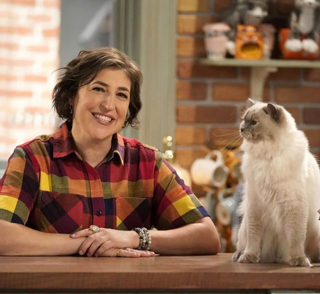 メリッサ・ラウシュのインスタグラム：「Cannot wait to watch @callmekatfox tonight starring @missmayim and produced by @therealjimparsons and @therealtoddspiewak !!! Soooo very proud of my dear friends who created some TV magic for us all! Start the new year off right by watching what I know will be your new favorite comedy!!」