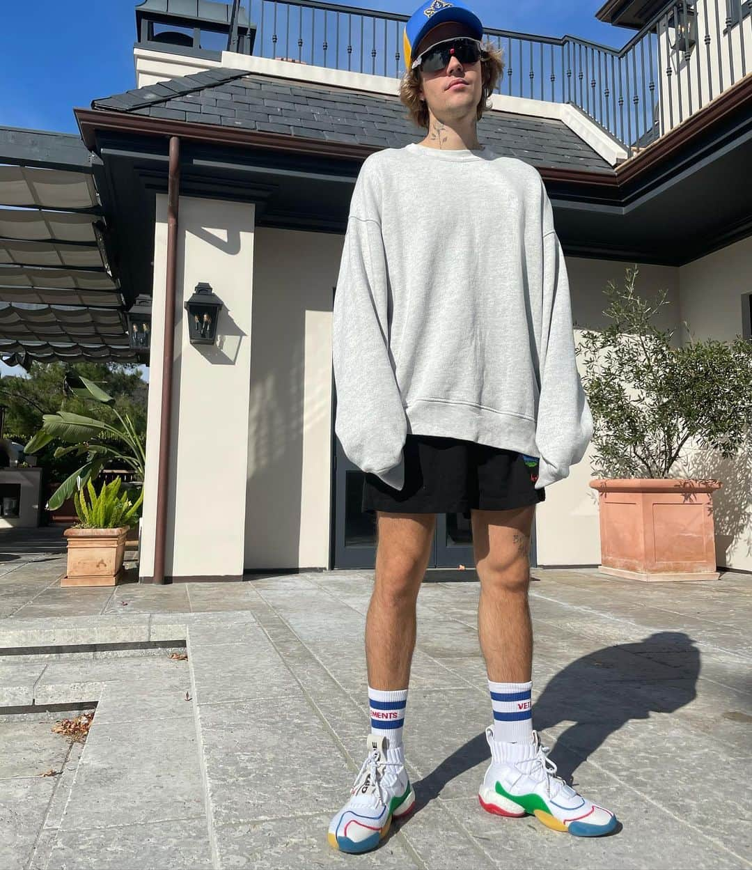 ジャスティン・ビーバーさんのインスタグラム写真 - (ジャスティン・ビーバーInstagram)「Who wears short shorts? We wear short shorts They're such short shorts We like short shorts Who wears short shorts? We wear short shorts」1月4日 4時32分 - justinbieber