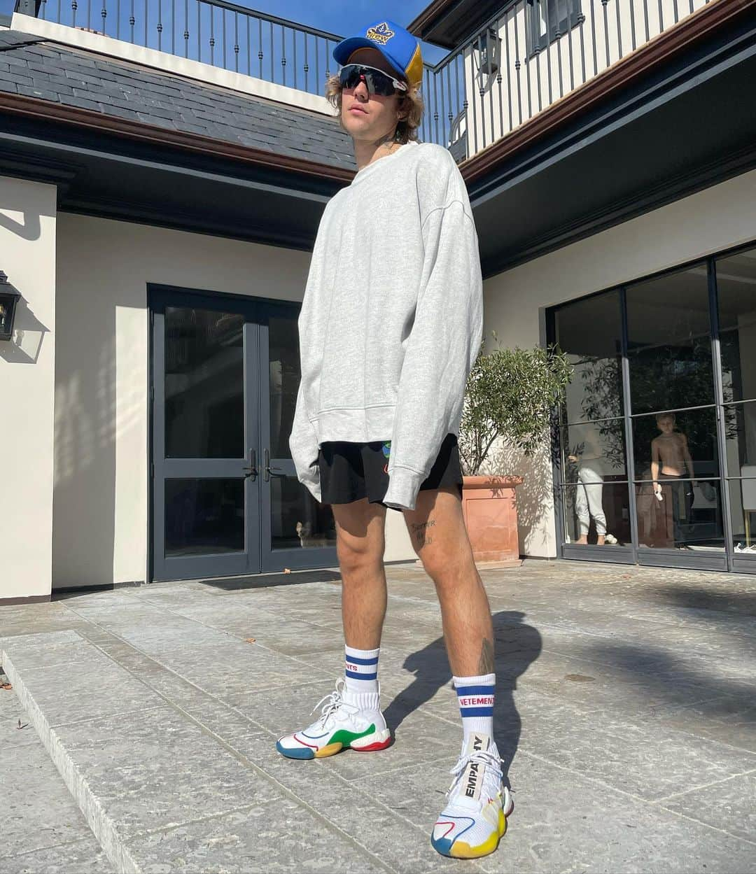 ジャスティン・ビーバーさんのインスタグラム写真 - (ジャスティン・ビーバーInstagram)「Who wears short shorts? We wear short shorts They're such short shorts We like short shorts Who wears short shorts? We wear short shorts」1月4日 4時32分 - justinbieber