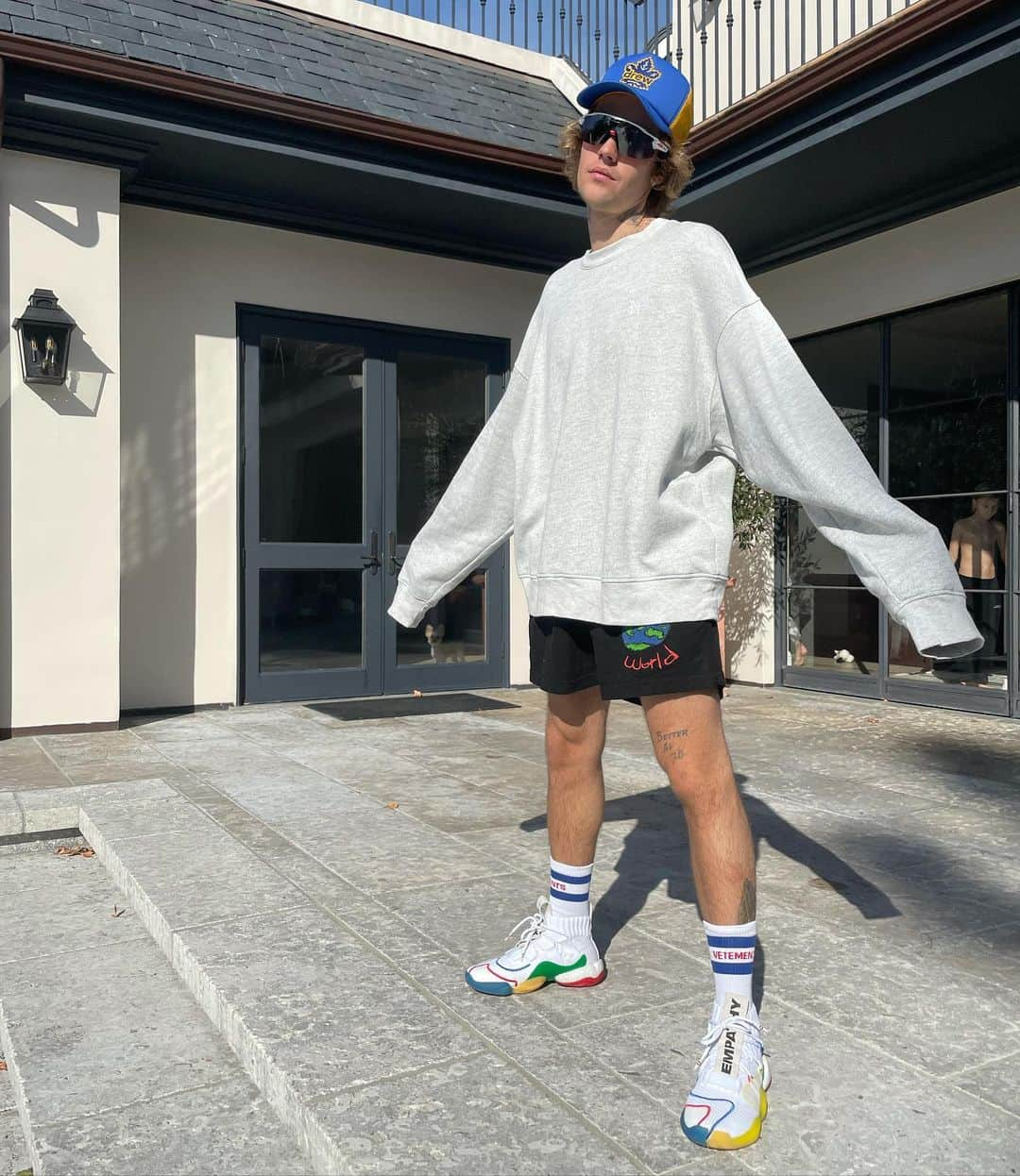 ジャスティン・ビーバーさんのインスタグラム写真 - (ジャスティン・ビーバーInstagram)「Who wears short shorts? We wear short shorts They're such short shorts We like short shorts Who wears short shorts? We wear short shorts」1月4日 4時32分 - justinbieber