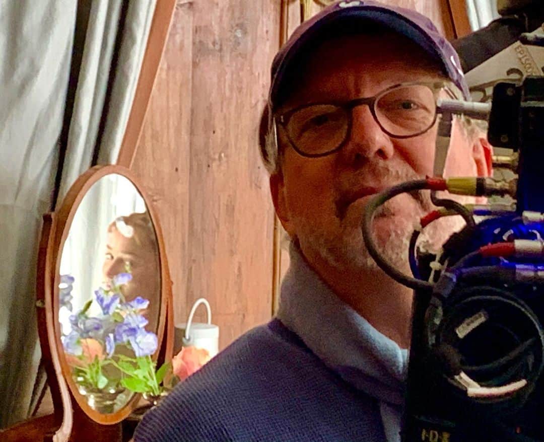 トム・ベリカのインスタグラム：「Snapped this BTS photo right before a take. DP @jeffjurasc filming @phoebedynevor in the mirror. #directorsPOV @bridgertonnetflix #bridgertonnetflix」