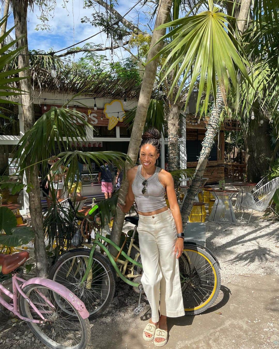 アリソン・フェリックスのインスタグラム：「🌴☀️🌊」