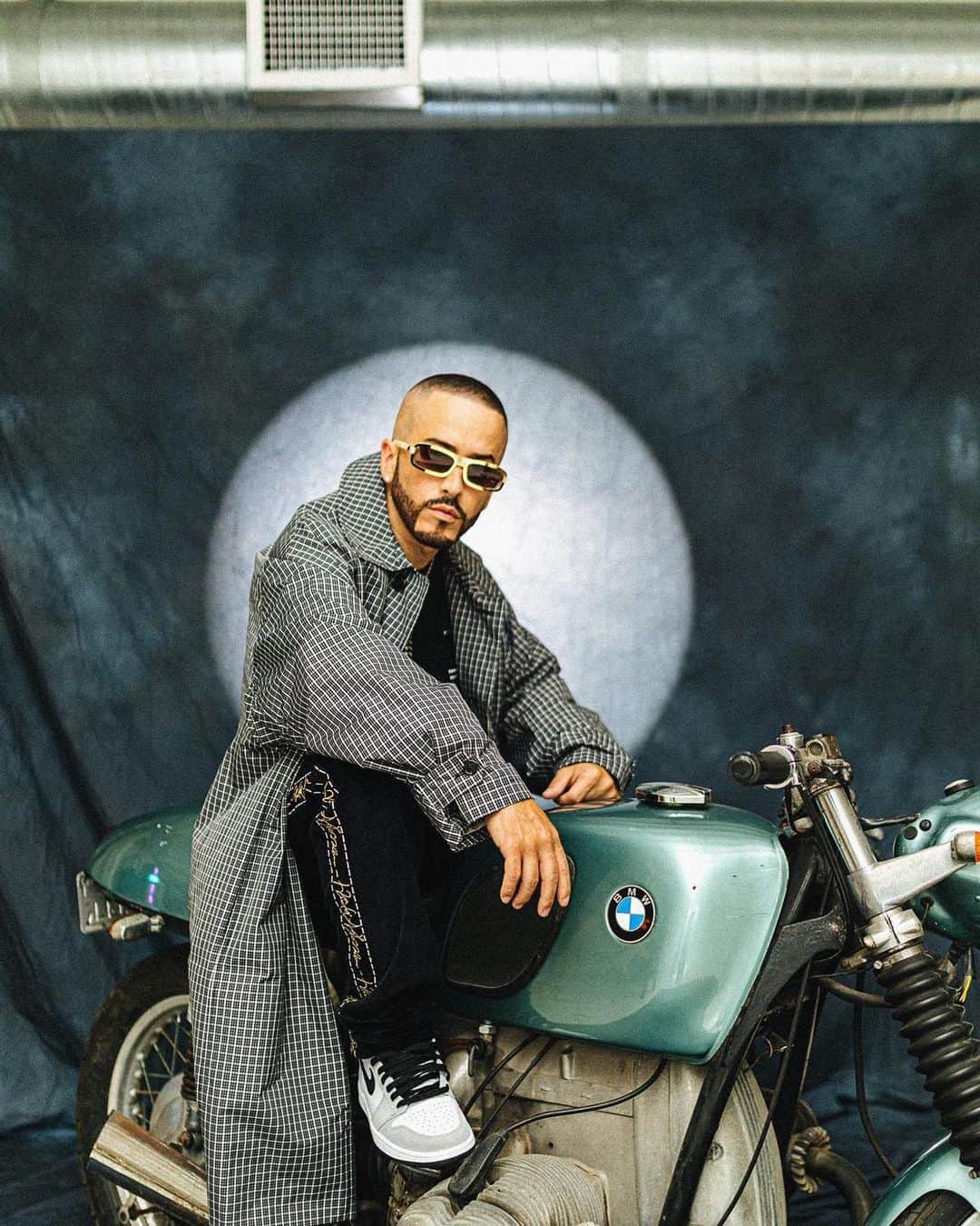 ヤンデルのインスタグラム：「Subete a mi moto! 🙅🏻‍♂️」