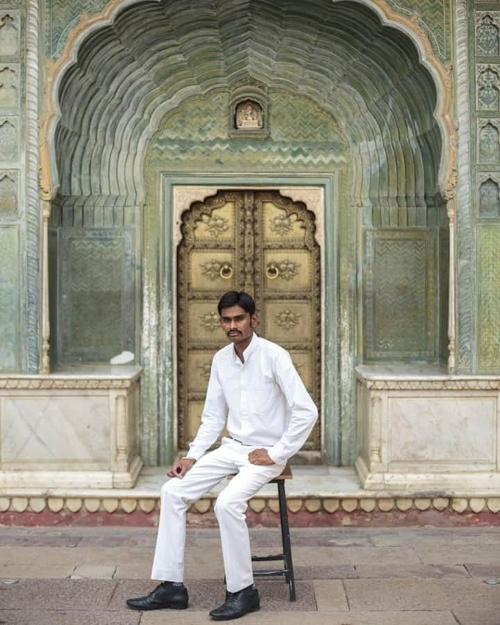 National Geographic Travelさんのインスタグラム写真 - (National Geographic TravelInstagram)「Photo by @sarahyltonphoto / I was doing a light test for a portrait I was making at City Palace in Jaipur, Rajasthan, India. This kind employee of the palace agreed to sit for me. I ended up liking this portrait better than the one I had made on my assignment. For more travel stories, follow me @sarahyltonphoto. #India #pinkcity #Rajasthan」1月4日 4時36分 - natgeotravel