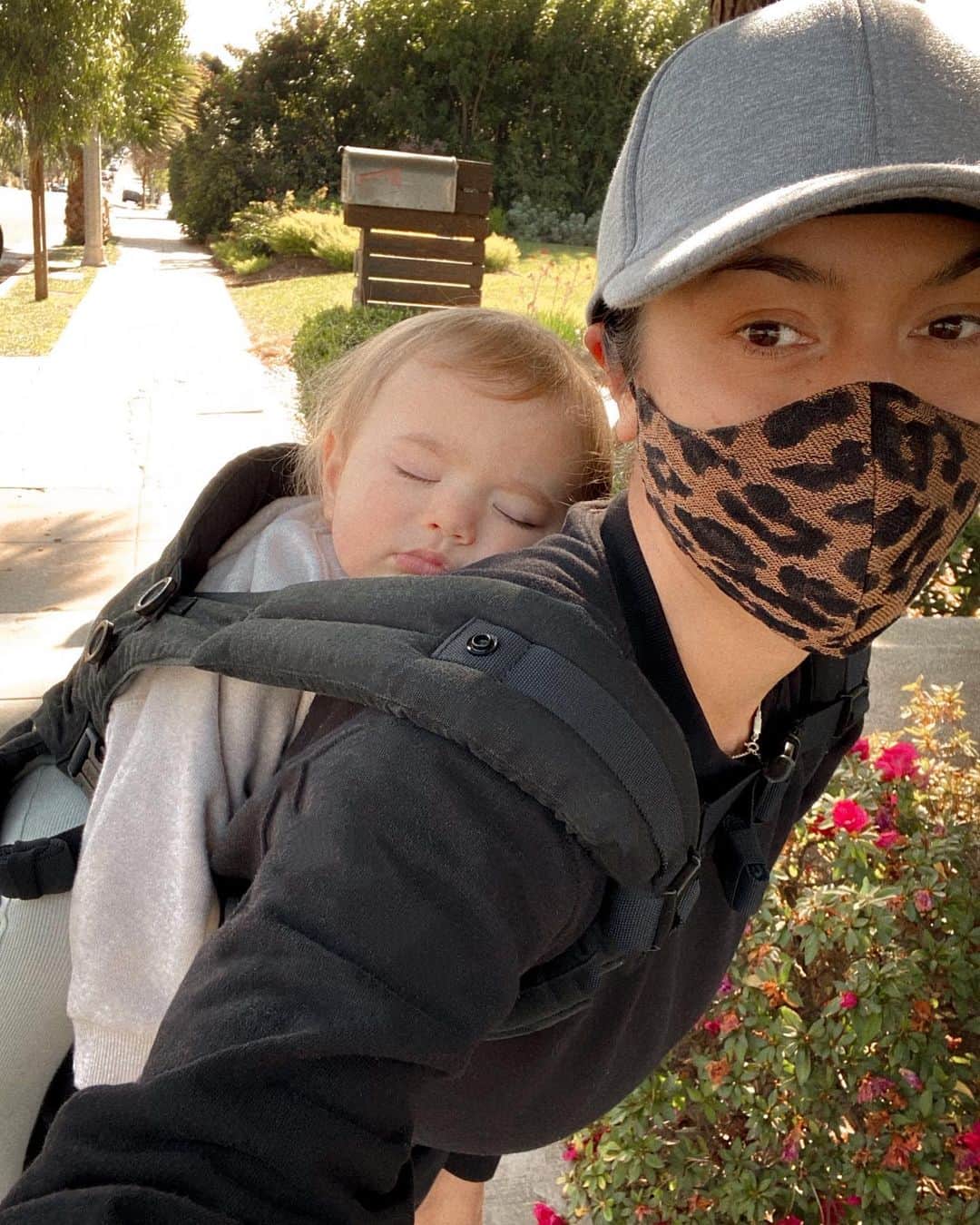 Bianca Cheah Chalmersのインスタグラム：「He was due for his nap at 11.30am, but I really wanted to do my hill workout 🤔. I also don’t like to disturb his daytime nap routine cause it throws his nighttime sleep off. So I strapped him to my back like a koala and did my 45 min routine up and down the hill while he slept the WHOLE time. When I got home I transferred him straight into his crib and he didn’t wake up till 2.30pm 🥰 — what a little nap trooper!  *Note strapping baby to back without help takes a few tries 🤣 and adds 12kgs/ 26lbs to the workout 💪🏽」