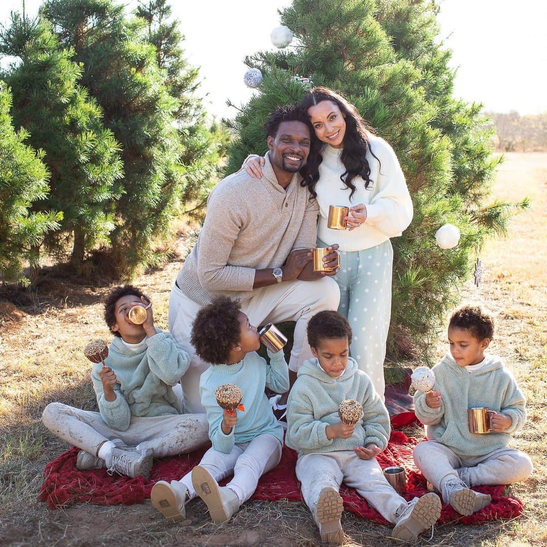 クリス・ボッシュのインスタグラム：「Home for the Holidays! They keep me present and focused. 🎨 ♟ 🎸 🏀 #BoshFamily #BoshHoliday」
