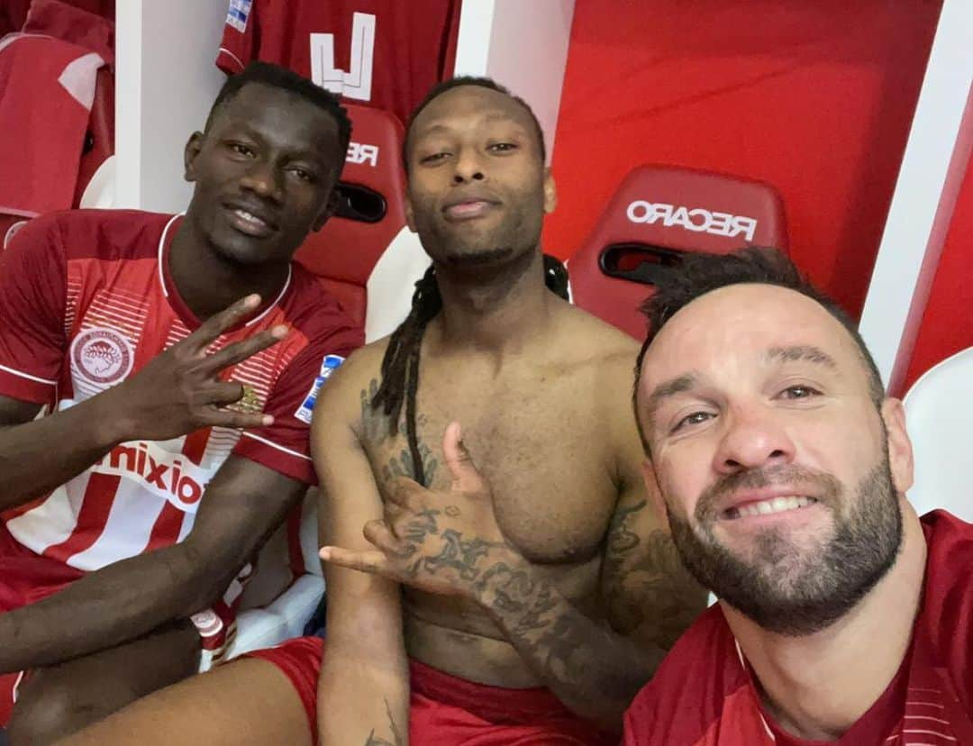 マテュー・ヴァルブエナのインスタグラム：「Thrilled to be back and score with the team! Best way to start 2021 with a derby win! Let's go Olympiacos! 🔴⚪️」