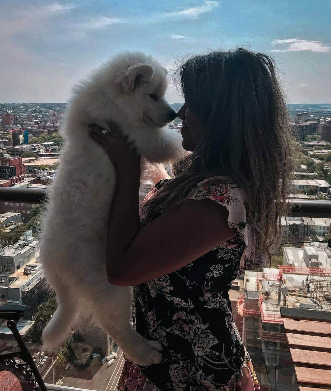 8crapさんのインスタグラム写真 - (8crapInstagram)「Smol cloud doing a grow with hooman - 📷 @boomer_the_landcloud - #barked #Barked10MonthsChallenge #dog #doggo Samoyed」1月4日 5時00分 - barked