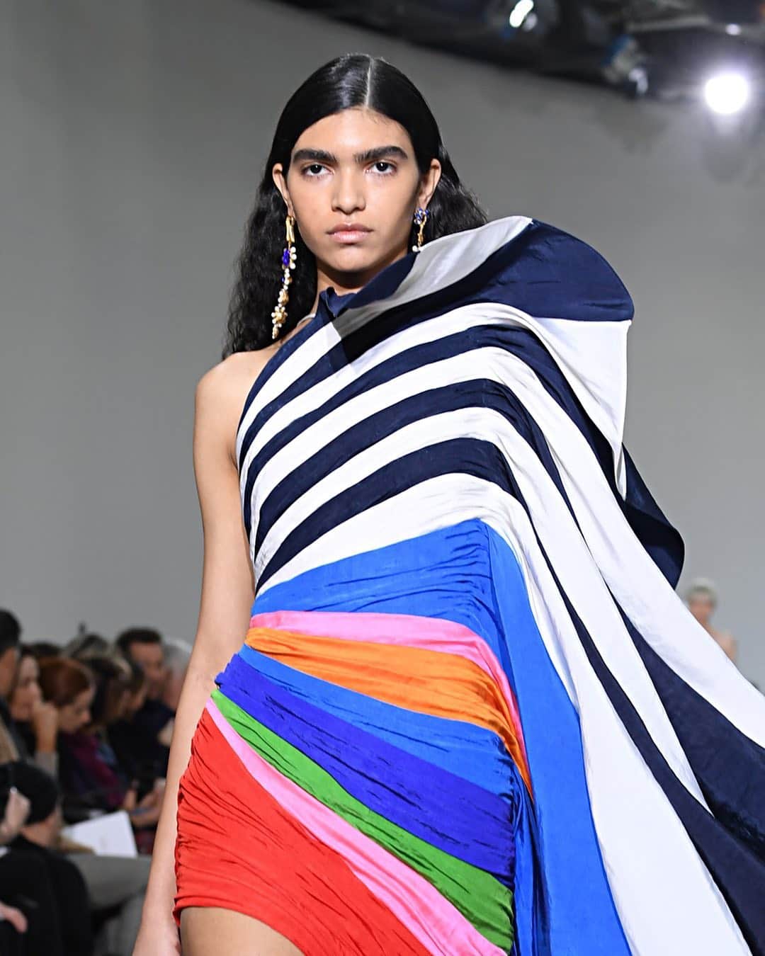 Fashion Weekのインスタグラム：「There's always been a rainbow hanging over your head. 🌈 @schiaparelli Haute Couture, January 2020. Photo by @gettyimages」