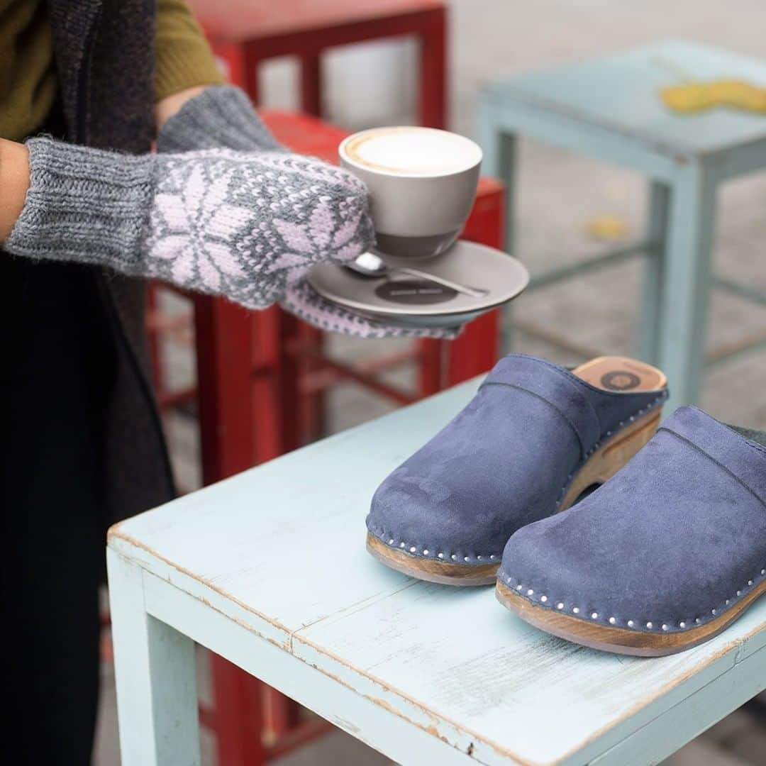 トロエントープさんのインスタグラム写真 - (トロエントープInstagram)「January essentials. Clogs, gloves and a warm milky foam. #SwedishStyle . . . . . #troentorp #nailedtolast #troentorpclogs #handmadeshoes #comfyclogs #swedishdesign #träskor #clogs #woodenclogs #swedish #swedishclogs」1月4日 4時52分 - troentorpclogs