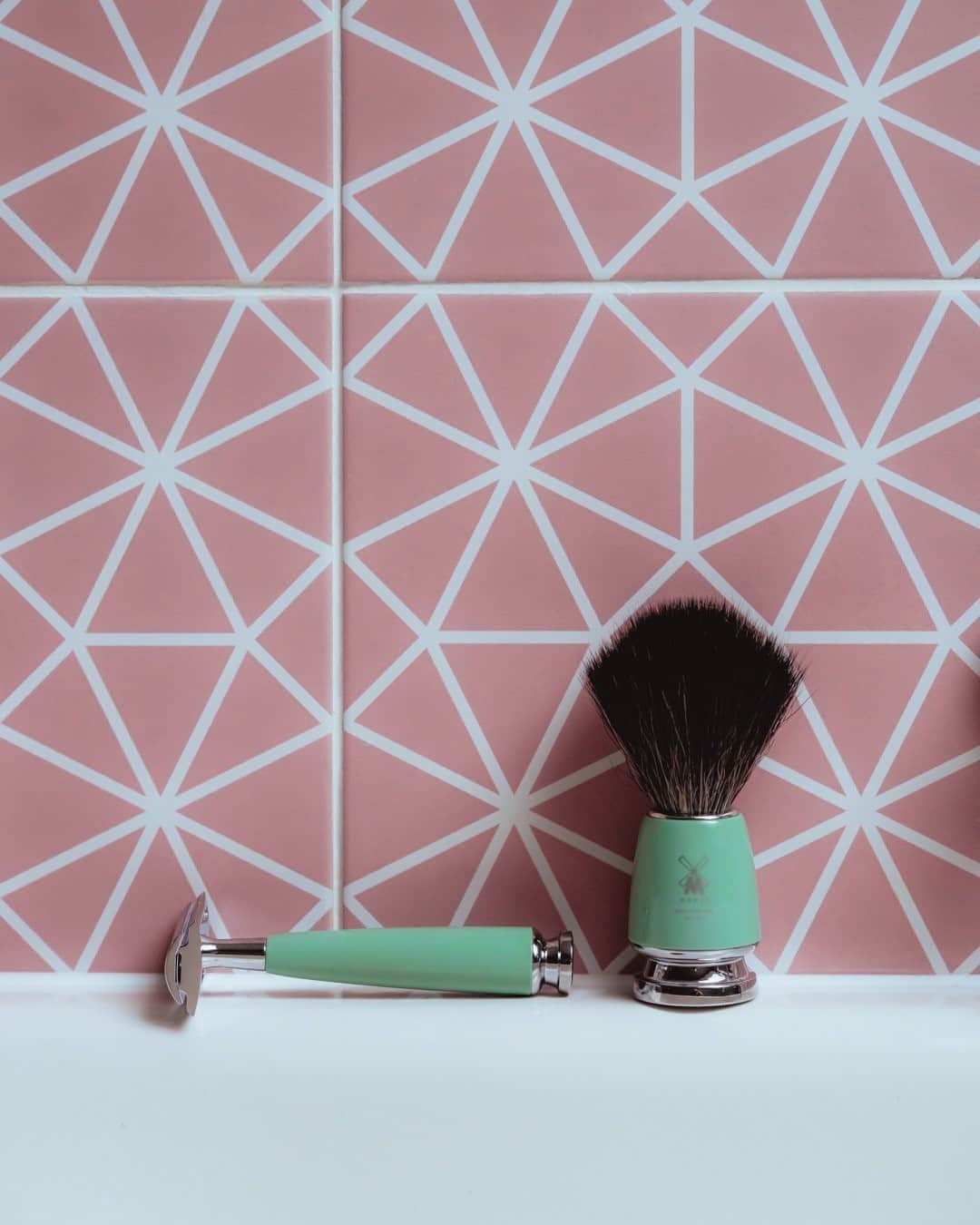 MR PORTERのインスタグラム：「If your New Year's resolution is to add some luxury to your grooming routine - we're here to help. Head to the link in bio to discover our bathroom cabinet essentials.」