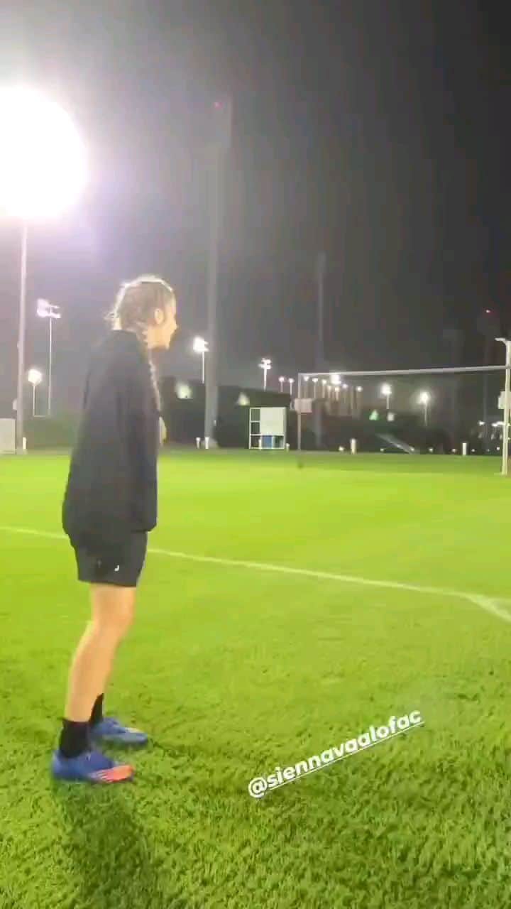 ティム・ケーヒルのインスタグラム：「Who run the world? 😍⚽ @_sienna.cahill_」