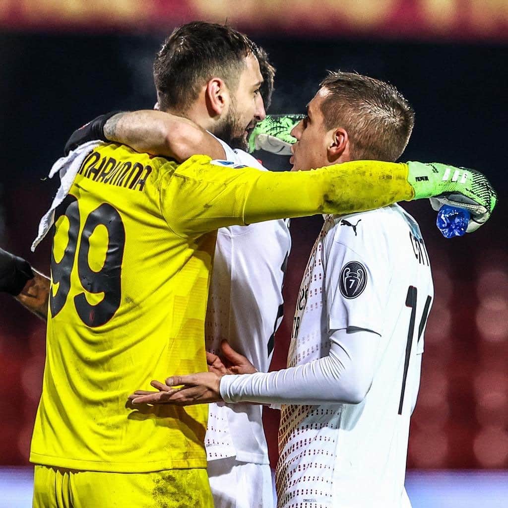 ジャンルイジ・ドンナルンマのインスタグラム：「Il miglior modo di iniziare il 2️⃣0️⃣2️⃣1️⃣ 🧤  Forza Milan 🔴⚫️ #BeneventoMilan #SempreMilan」