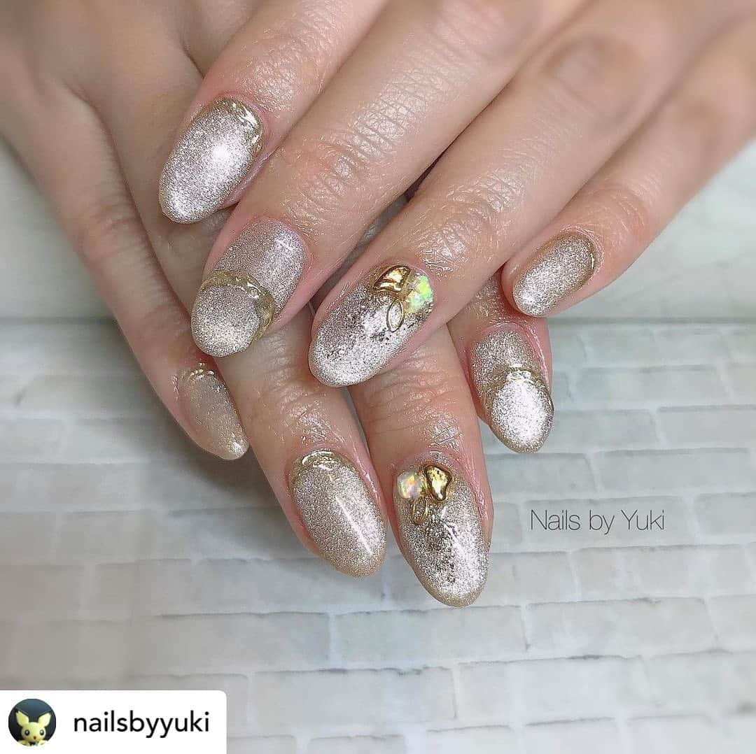 小池絵未のインスタグラム：「Thank you. @nailsbyyuki Magnet gel . .NJで素敵なネイルしてもらいました❣️   #newjerseynails#ニューヨーク生活#edgewater #newjersey #mitsuwa #gelnail #nails #nailart #japanesenails #kawaii #美甲 #손톱 #젤네일#jerseygirl#magnetgel#winternails#newyearnails @leafgelusa @zillabeau」