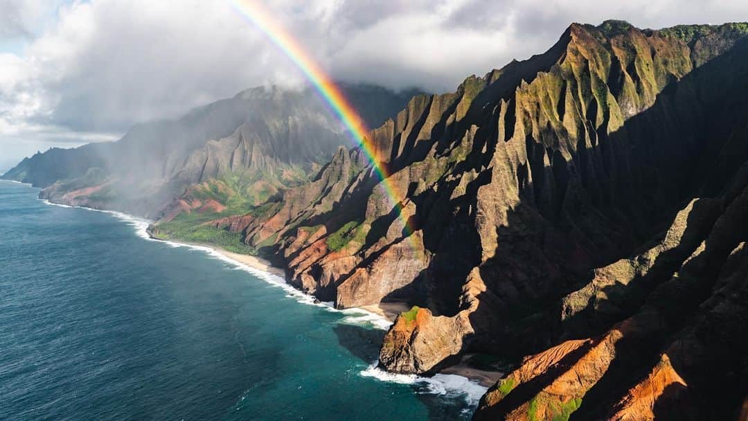 ハワイアン航空さんのインスタグラム写真 - (ハワイアン航空Instagram)「What a view. 😍 The perfect photo of Mother Earth at its finest! 🌊⛰🌈☀️⠀ ⠀ 📷 @devon_loerop」1月4日 5時01分 - hawaiianairlines
