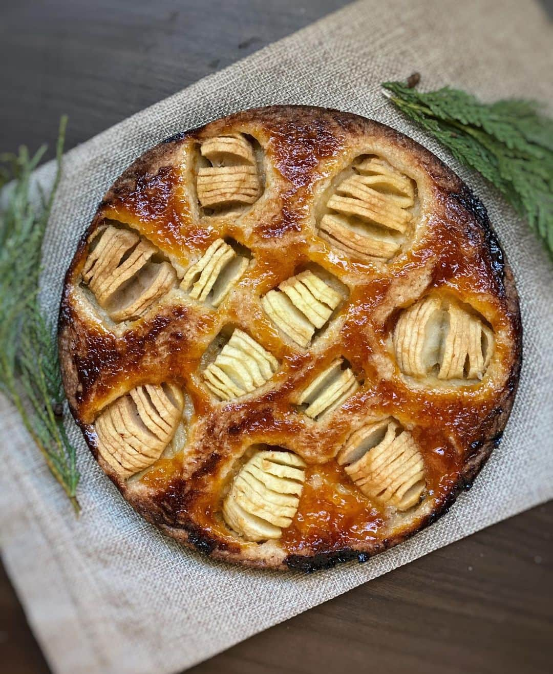 Antonietteさんのインスタグラム写真 - (AntonietteInstagram)「New Year, new cake, who dis? 😆 Celebrating (more like crying😭) that it’s our last day of  winter break before school and work start tomorrow. Versunkener apfelkuchen—buttery German apple cake! 🍎 🇩🇪」1月4日 5時09分 - antoniette714