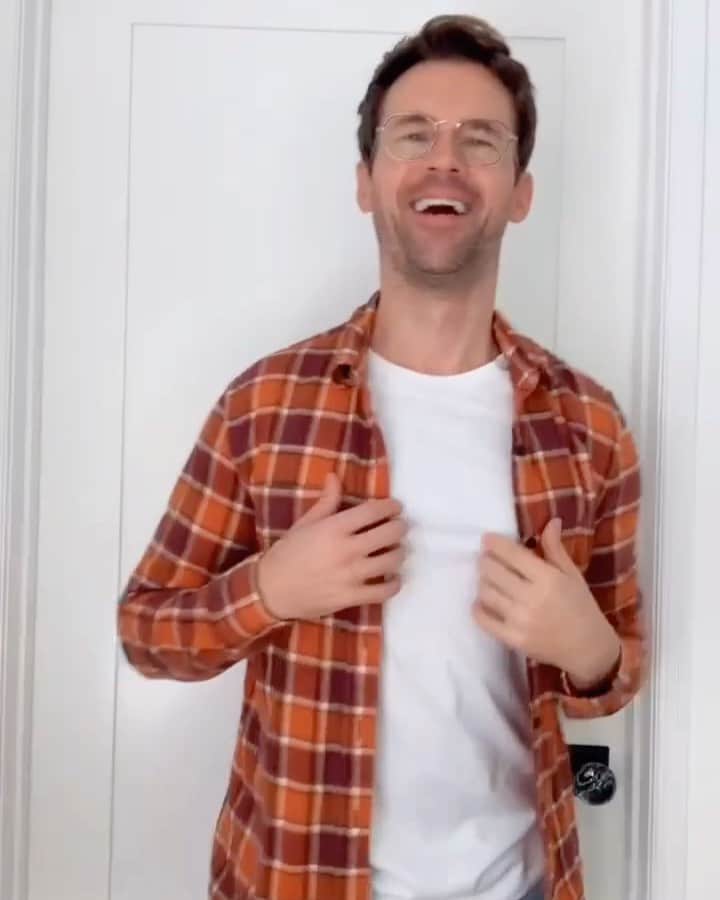 ブラッド・ゴレスキーのインスタグラム：「It finally happened! I found the perfect tee and I #founditonamazon … with @amazonfashion NEW “made for you” tailoring experience. All customized and personalized to me with the press of a button. More on my stories!  #linkinbio #ad」