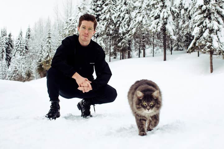 ショーン・ホワイトのインスタグラム：「Here.... kitty kitty !!」