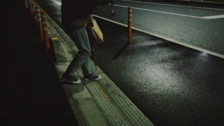 佐藤優萌のインスタグラム：「こういう失恋ソングのMVあるよねって てか私の笑い方気持ち悪いね」
