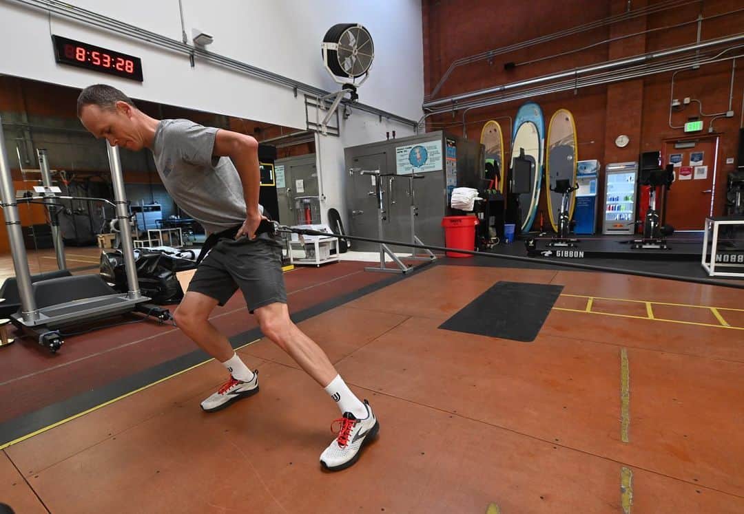 クリス・フルームさんのインスタグラム写真 - (クリス・フルームInstagram)「Fortunate to have been able to continue my rehab at the @redbull high performance center over the festive period #socialdistancing #YallaISN #offbiketraining 💪 #givesyouwiiings  📸 @veloimages」1月4日 5時23分 - chrisfroome