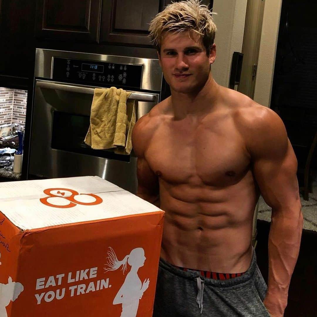 のインスタグラム：「Crush your New Year’s resolution! Get 40% off Trifecta meal prep and 90 days of customized nutrition coaching with promo code ITSTIME! Go to https://www.trifectanutrition.com/supersagenorthcutt」
