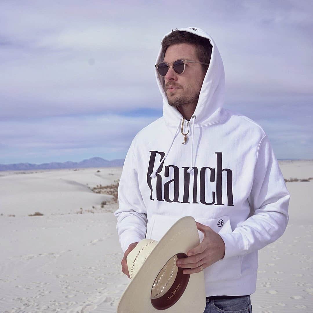 のインスタグラム：「If it’s got Ranch on it or George Strait count me in! @diamondcrossranch  🥗 #whitesands #NewMexico」
