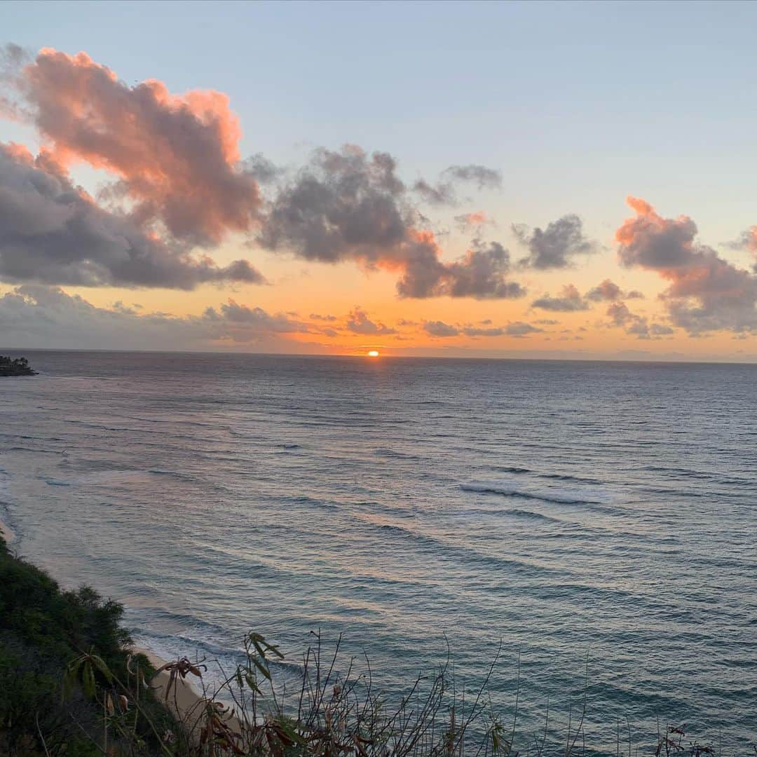 飯島寛子さんのインスタグラム写真 - (飯島寛子Instagram)「Good morning from Hawaii. Today’s sunrise at 7:09am. Have a wonderful day!! #日曜日ラン　#ハワイ暮らし #ハワイを走る　#ランニング #sunrise #朝活」1月4日 5時43分 - hirokoiijima