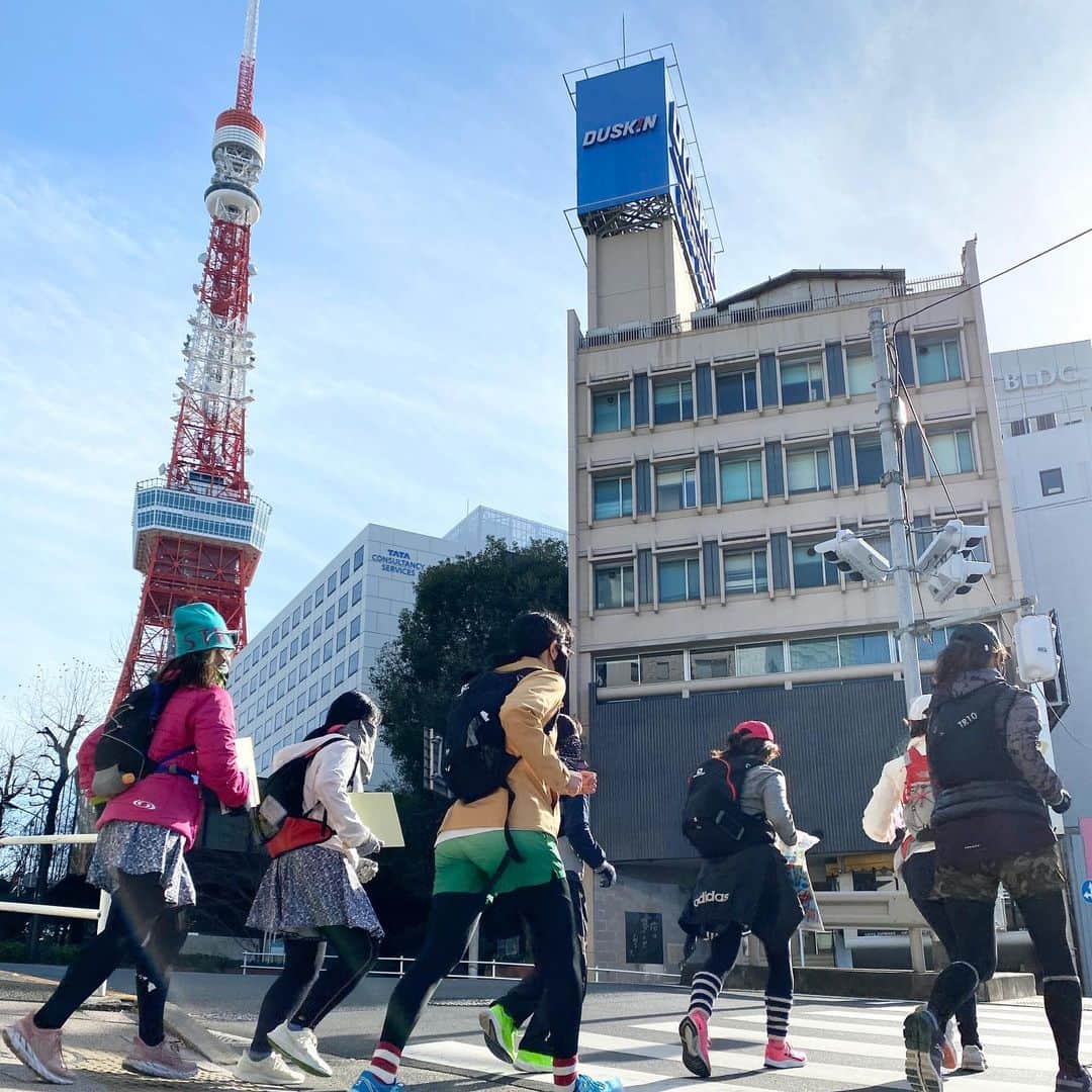run+さんのインスタグラム写真 - (run+Instagram)「2021.01.03 #港七福神 ＋ タワー大神宮 御朱印ランを開催し無事終了致しました🗼✨  国内外の観光客が激減して困窮している東京タワーにせめてもの恩返し。に、なったらいいな♡  獅子舞にエアーカプカプして頂いたり 恵比寿様から打ち出の小槌を振って頂いたり ノッポンとご一緒写真を撮ったり、 様々な偶然が重なっての沢山のラッキーデスティニー😍  #HappyNewYear 🎉  #七福神めぐり  ご一緒頂いた皆様、ありがとうございました！！  なお、RUN+では開催に際し、 新型コロナウィルスに対する感染防止対策として ⋆当日到着前に体調確認表の記入のお願い ⋆連絡先の確認 ⋆ストレッチはソーシャルディスタンスを保って ⋆食事はオープンエアなテラス ⋆集合場所や人の多いところではマスク ⋆走行グループを分散しての走行 ⋆人の少ない道、等の対策を盛り込んでいます。  ＊-------------------------------------------------＊ #run➕ #run➕α #RUNPLUS run➕御朱印 run➕景色 ＊-------------------------------------------------＊  #いまわたしができること #runのために今できること #走ることでできること #走れるって幸せ #走れるって当たり前じゃない #ゆるラン #街ラン #街RUN  #ハシリマシタグラム #ハシリマスタグラム #igランナー #igランナーズ東京 #走るを楽しむ #写ラン  #ランニング好きな人と繋がりたい #ランナーさんと繋がりたい #igランナーズと繋がりたい  #RunForSmile #Runday #RunLovesLife #runstagram #走る楽しさ広げ隊 @runplus #aday」1月4日 6時06分 - runplus