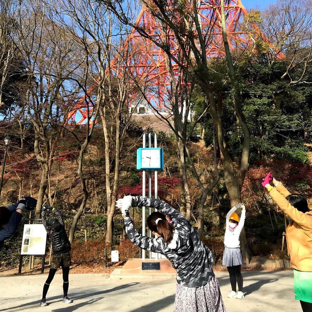 run+さんのインスタグラム写真 - (run+Instagram)「2021.01.03 #港七福神 ＋ タワー大神宮 御朱印ランを開催し無事終了致しました🗼✨  国内外の観光客が激減して困窮している東京タワーにせめてもの恩返し。に、なったらいいな♡  獅子舞にエアーカプカプして頂いたり 恵比寿様から打ち出の小槌を振って頂いたり ノッポンとご一緒写真を撮ったり、 様々な偶然が重なっての沢山のラッキーデスティニー😍  #HappyNewYear 🎉  #七福神めぐり  ご一緒頂いた皆様、ありがとうございました！！  なお、RUN+では開催に際し、 新型コロナウィルスに対する感染防止対策として ⋆当日到着前に体調確認表の記入のお願い ⋆連絡先の確認 ⋆ストレッチはソーシャルディスタンスを保って ⋆食事はオープンエアなテラス ⋆集合場所や人の多いところではマスク ⋆走行グループを分散しての走行 ⋆人の少ない道、等の対策を盛り込んでいます。  ＊-------------------------------------------------＊ #run➕ #run➕α #RUNPLUS run➕御朱印 run➕景色 ＊-------------------------------------------------＊  #いまわたしができること #runのために今できること #走ることでできること #走れるって幸せ #走れるって当たり前じゃない #ゆるラン #街ラン #街RUN  #ハシリマシタグラム #ハシリマスタグラム #igランナー #igランナーズ東京 #走るを楽しむ #写ラン  #ランニング好きな人と繋がりたい #ランナーさんと繋がりたい #igランナーズと繋がりたい  #RunForSmile #Runday #RunLovesLife #runstagram #走る楽しさ広げ隊 @runplus #aday」1月4日 6時06分 - runplus
